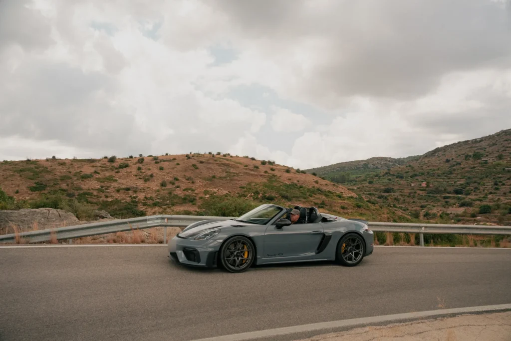 Porsche 718 Spyder gris en la montaña en la ruta RX02 Vistabella de Road Experience, ruta en coche deportivo por Castellón
