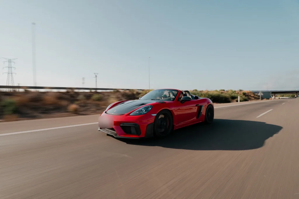 Porsche 718 Spyder rojo en autovía en la ruta RX02 Vistabella de Road Experience, ruta en coche deportivo por Castellón