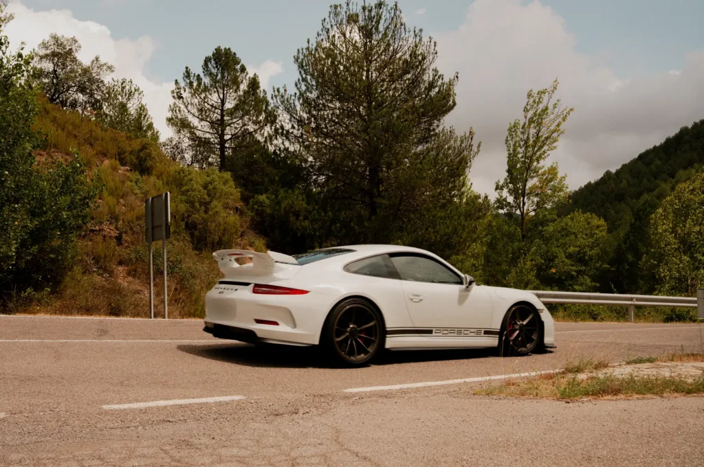Porsche 911 GT3 blanco en curva en la ruta RX02 Vistabella de Road Experience, ruta en coche deportivo por Castellón