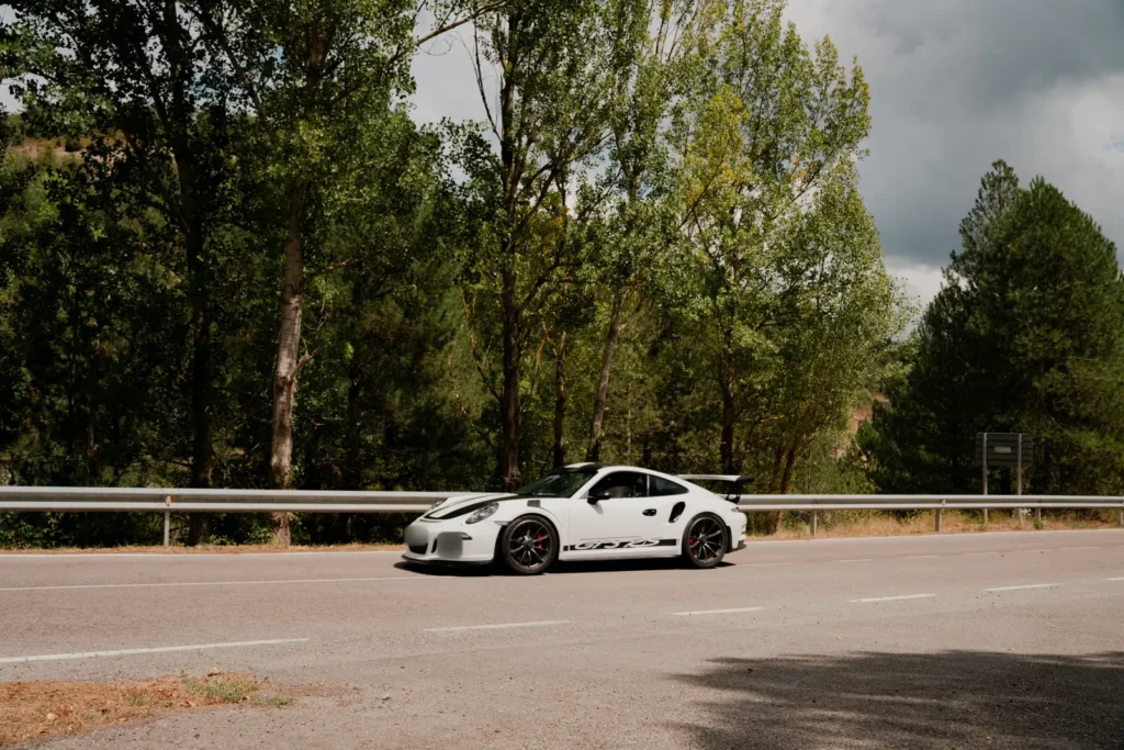 Porsche 911 GT3 RS blanco en el pinar en la ruta RX02 Vistabella de Road Experience, ruta en coche deportivo por Castellón