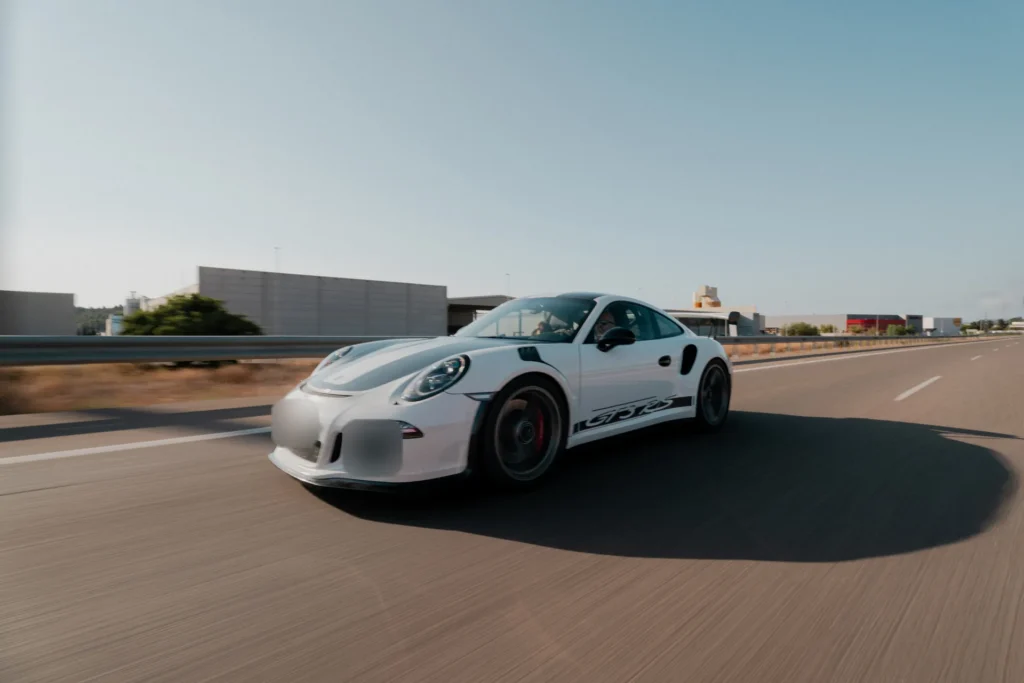 Porsche 911 GT3 RS blanco en ruta en la ruta RX02 Vistabella de Road Experience, ruta en coche deportivo por Castellón