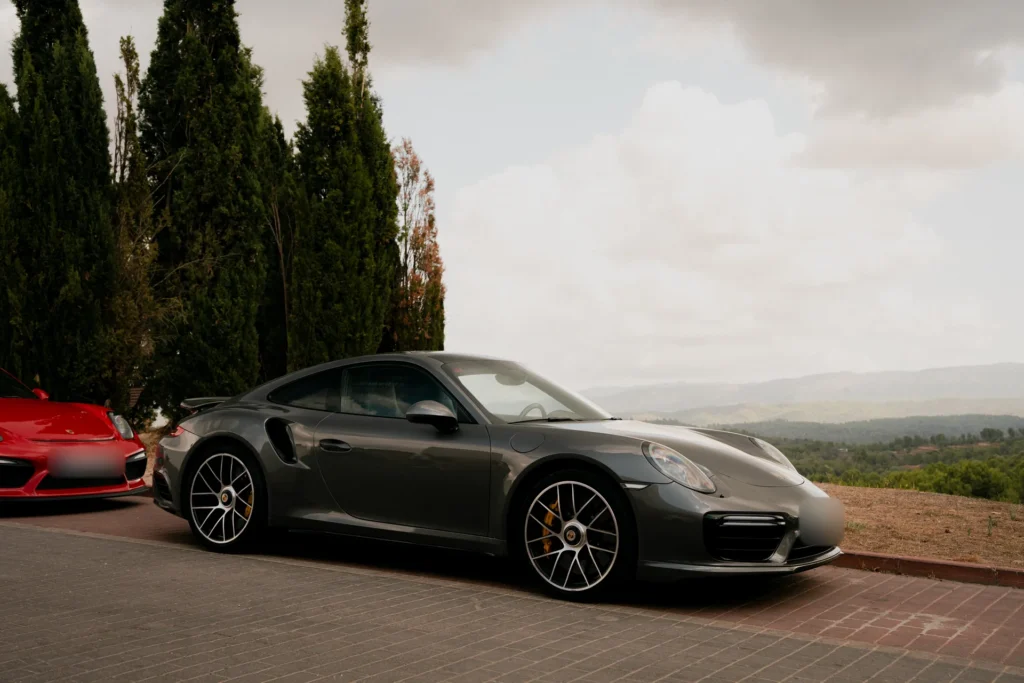 Porsche 911 Turbo gris aparcado en la ruta RX02 Vistabella de Road Experience, ruta en coche deportivo por Castellón