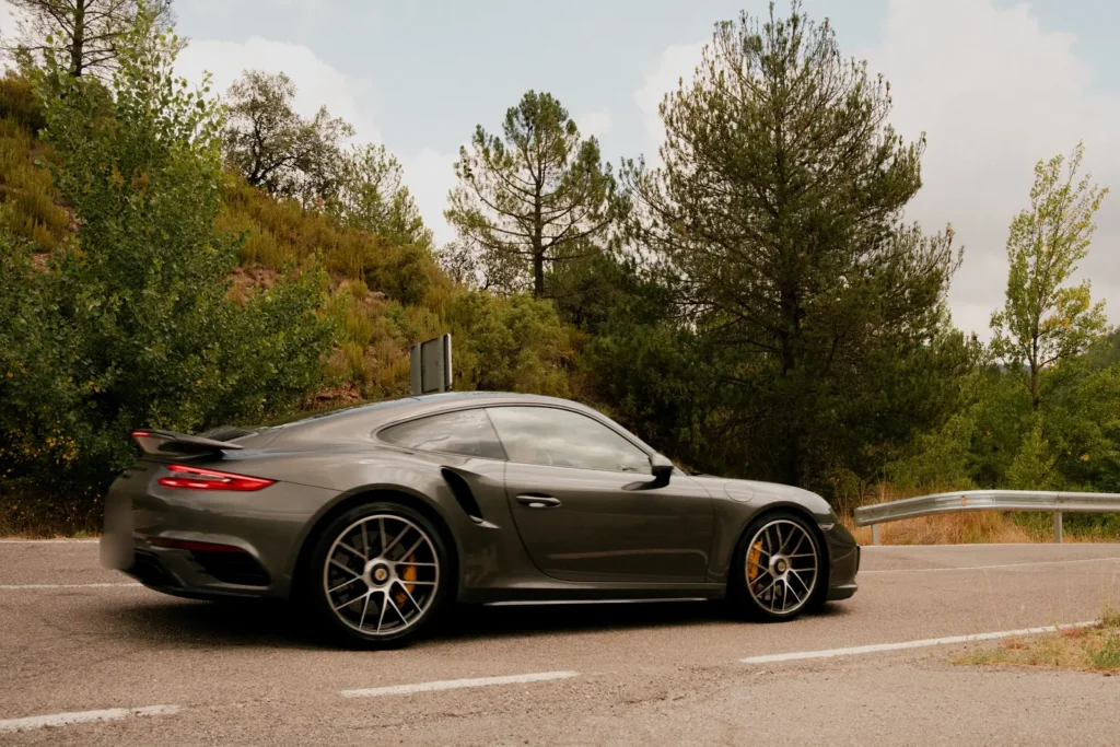 Porsche 911 Turbo gris en curva en la ruta RX02 Vistabella de Road Experience, ruta en coche deportivo por Castellón