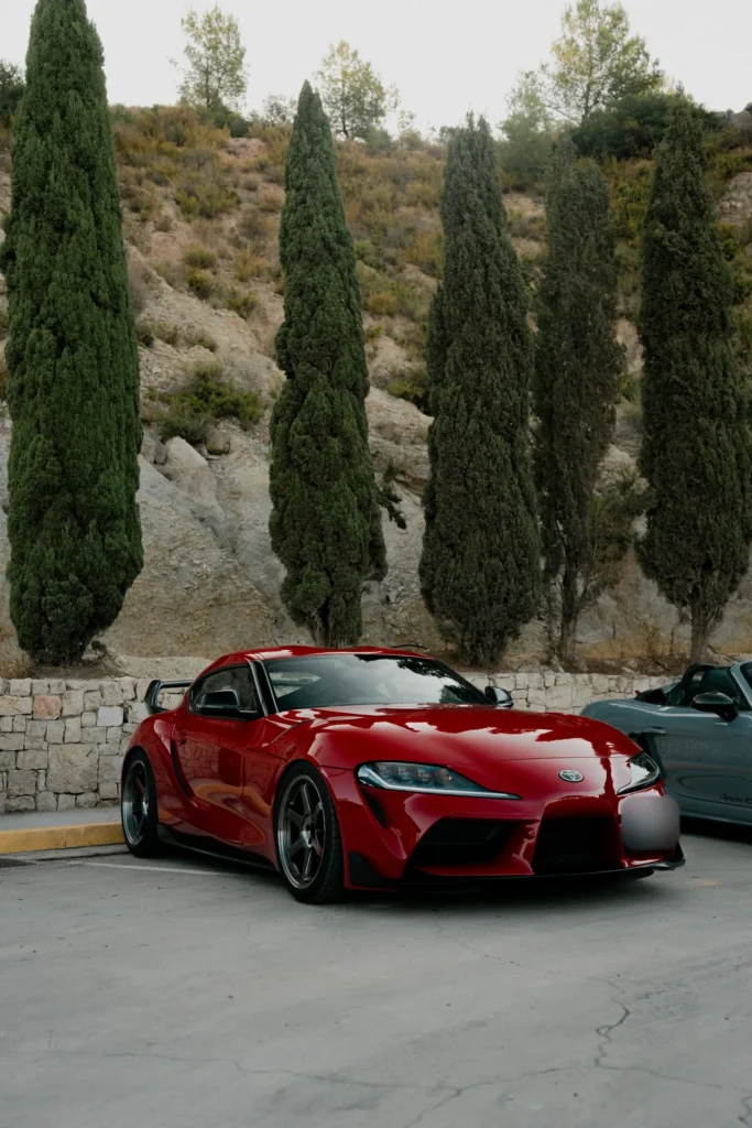 Toyota GR Supra rojo aparcado en la ruta RX02 Vistabella de Road Experience, ruta en coche deportivo por Castellón