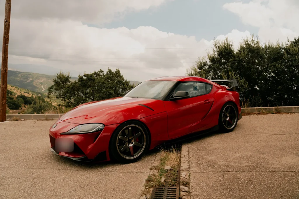 Toyota GR Supra rojo en el mirador en la ruta RX02 Vistabella de Road Experience, ruta en coche deportivo por Castellón