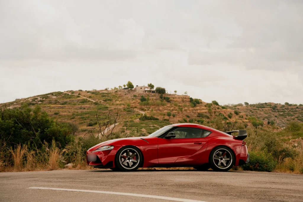 Toyota GR Supra rojo en la montaña en la ruta RX02 Vistabella de Road Experience, ruta en coche deportivo por Castellón
