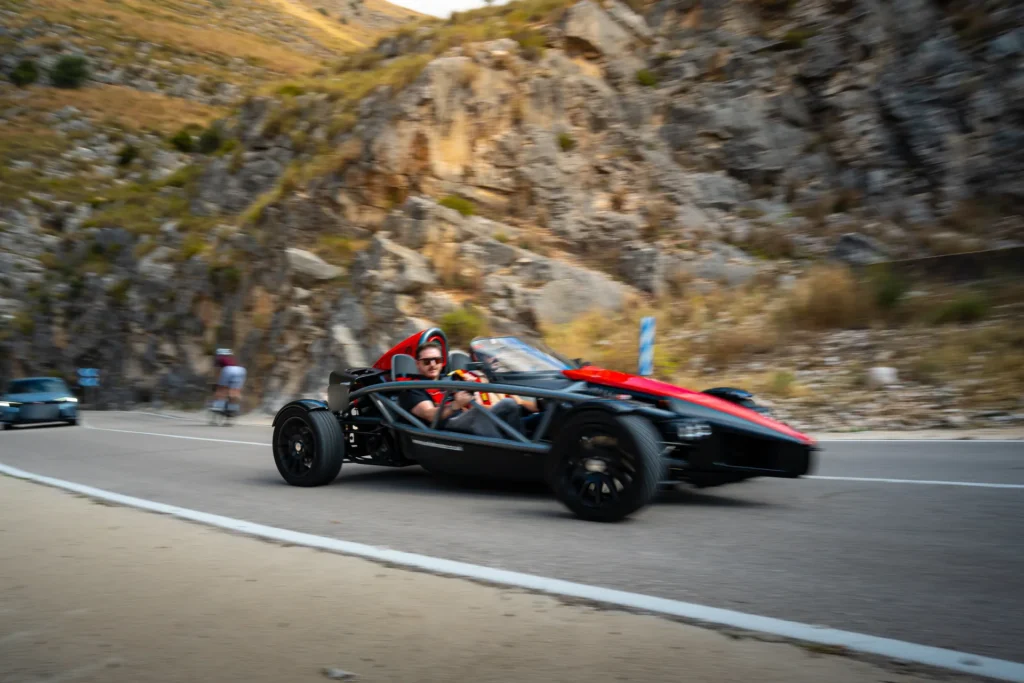 Ariel Atom en curva de montaña en la ruta RX03 El Santuario de Road Experience, ruta en coche deportivo por Alicante
