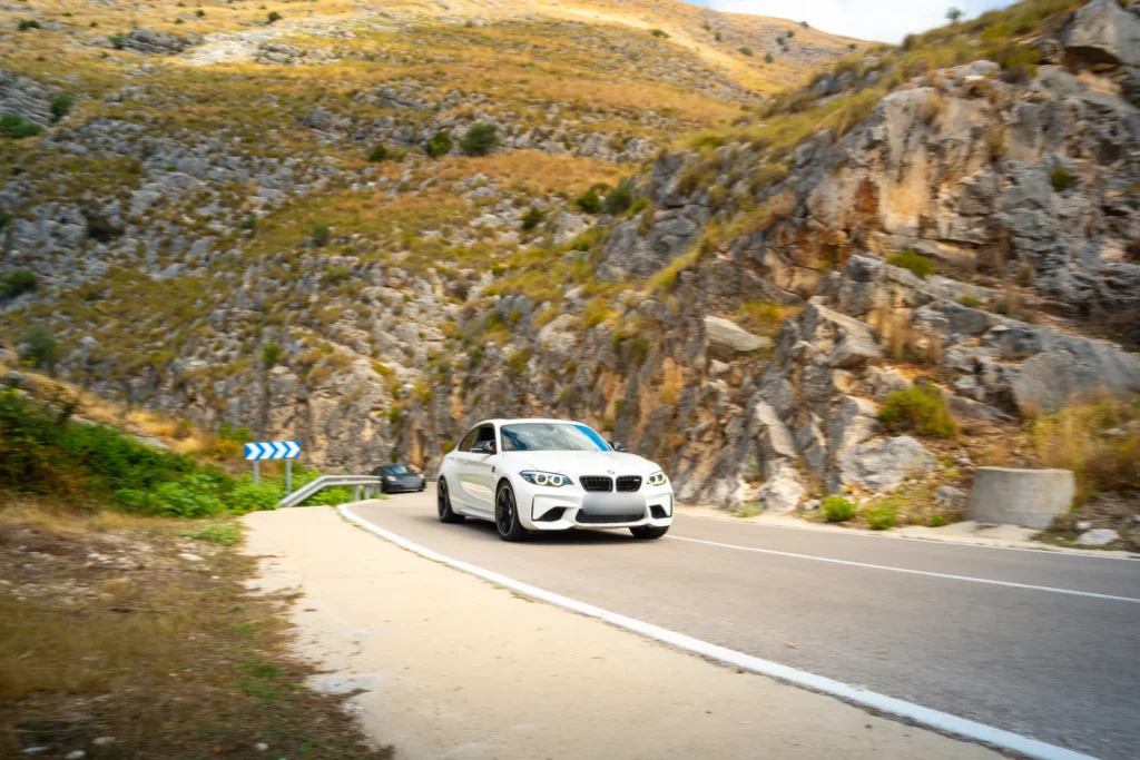 BMW M2 blanco en curva en la ruta RX03 El Santuario de Road Experience, ruta en coche deportivo por Alicante