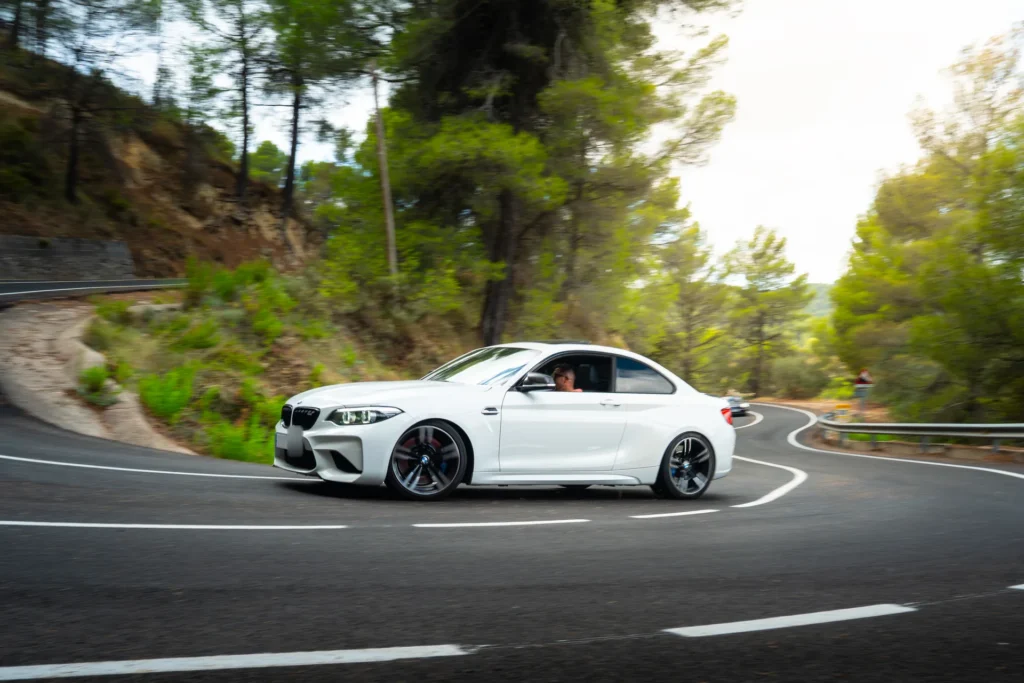 BMW M2 blanco en horquilla en la ruta RX03 El Santuario de Road Experience, ruta en coche deportivo por Alicante