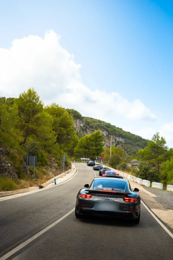 Caravana de deportivos en carretera en la ruta RX03 El Santuario de Road Experience, ruta en coche deportivo por Alicante