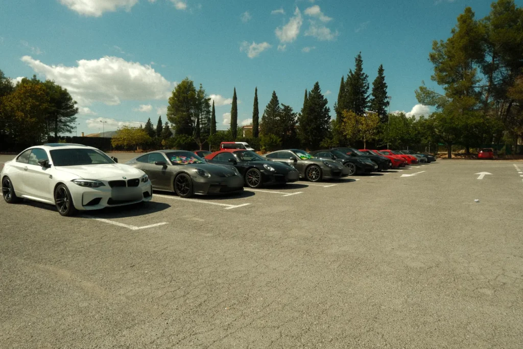 Deportivos aparcados en el parking en la ruta RX03 El Santuario de Road Experience, ruta en coche deportivo por Alicante