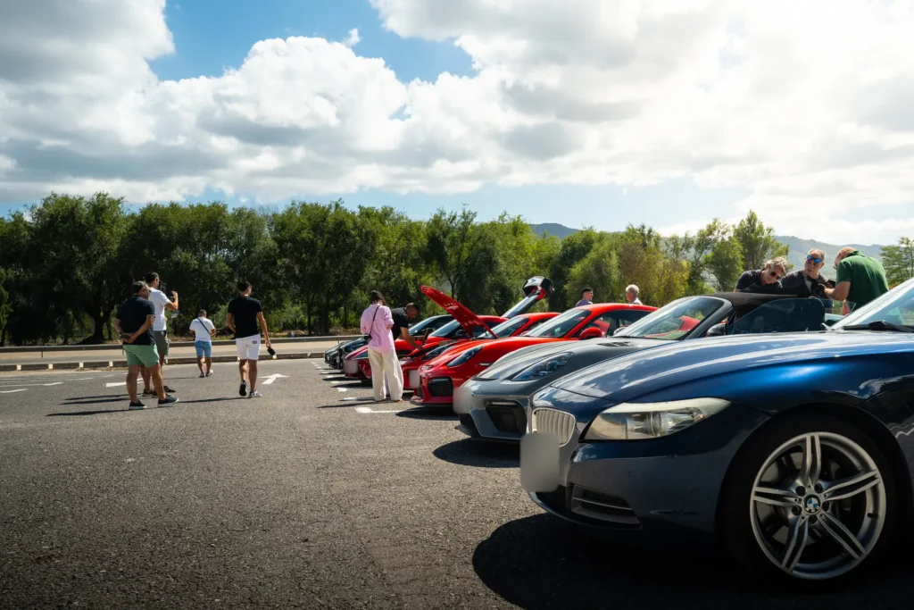 Deportivos aparcados en la parada en la ruta RX03 El Santuario de Road Experience, ruta en coche deportivo por Alicante