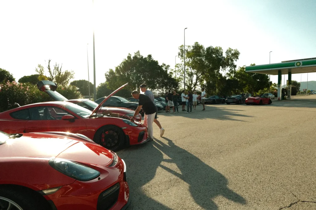 Deportivos en la gasolinera en la ruta RX03 El Santuario de Road Experience, ruta en coche deportivo por Alicante