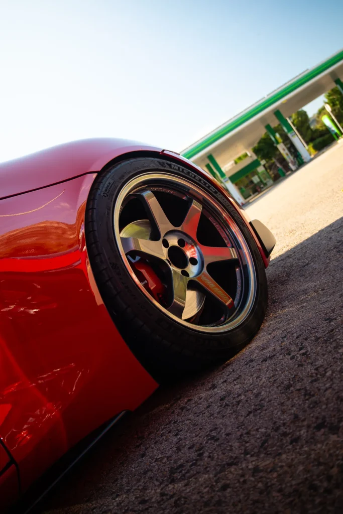 Detalle de llanta de un Porsche en la ruta RX03 El Santuario de Road Experience, ruta en coche deportivo por Alicante