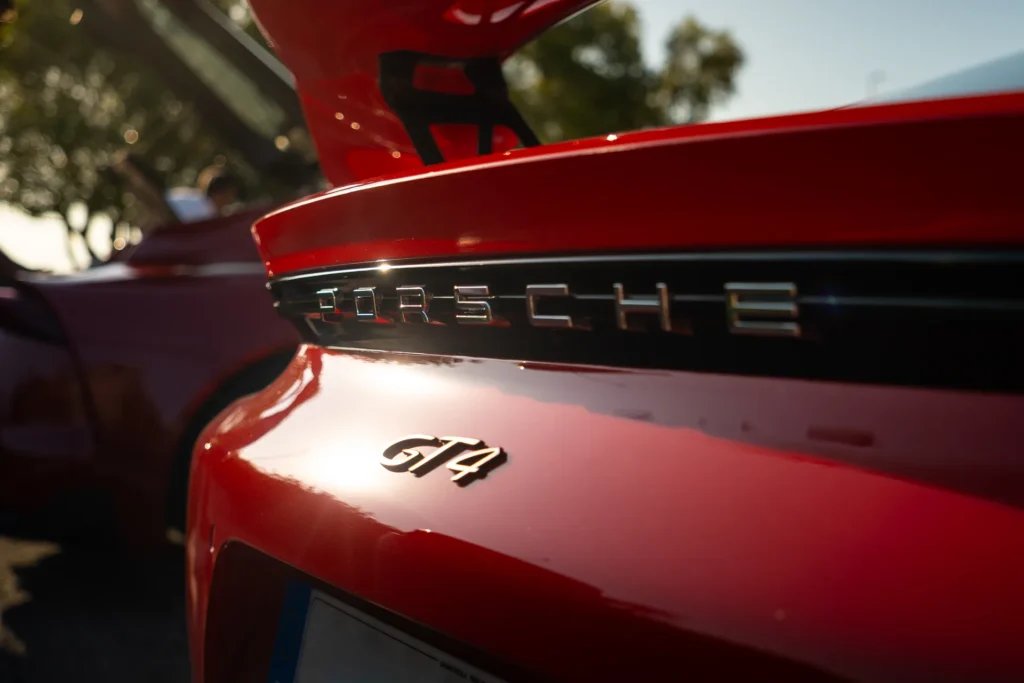 Detalle de un Porsche Cayman GT4 rojo en la ruta RX03 El Santuario de Road Experience, ruta en coche deportivo por Alicante