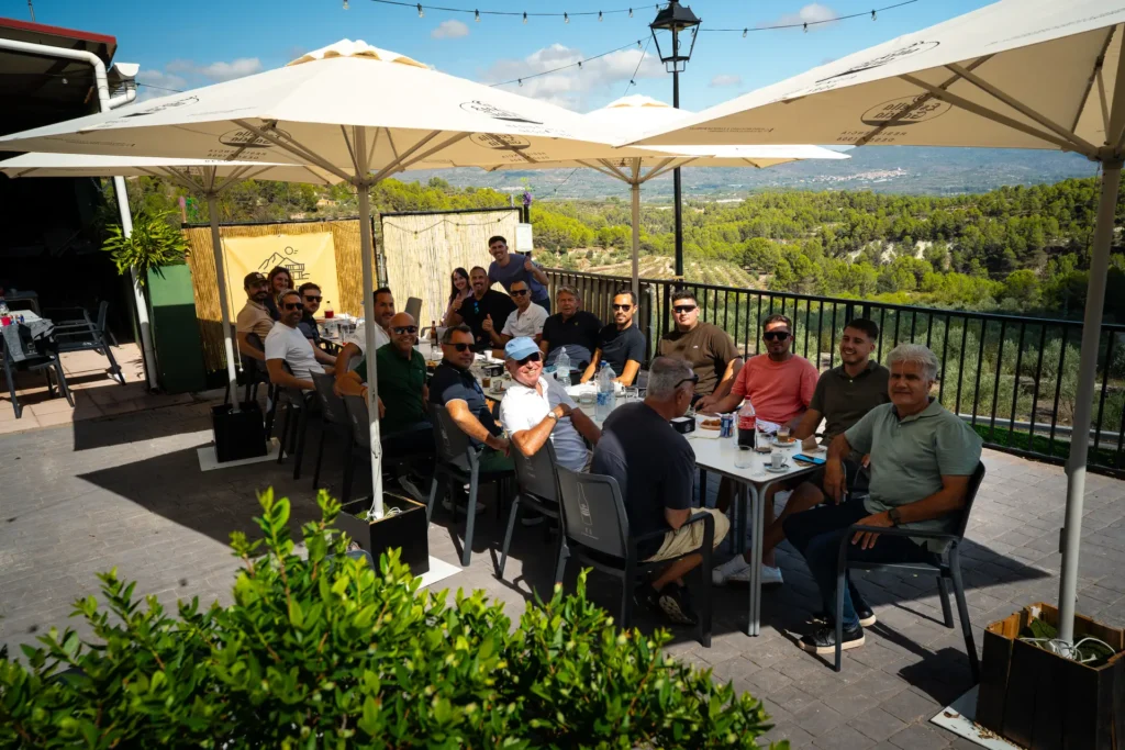 Participantes en la terraza del restaurante en la ruta RX03 El Santuario de Road Experience, ruta en coche deportivo por Alicante