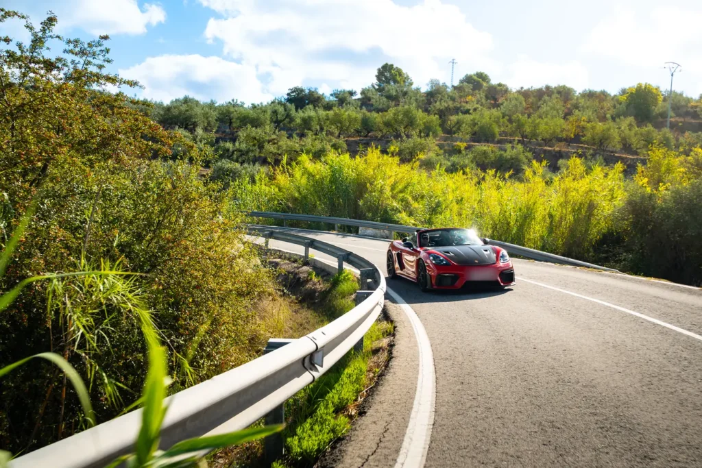 Porsche 718 Cayman GT4 en curva en la ruta RX03 El Santuario de Road Experience, ruta en coche deportivo por Alicante