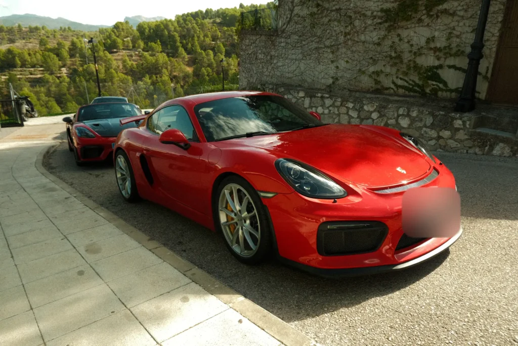 Porsche 718 Cayman GT4 rojo aparcado en la ruta RX03 El Santuario de Road Experience, ruta en coche deportivo por Alicante