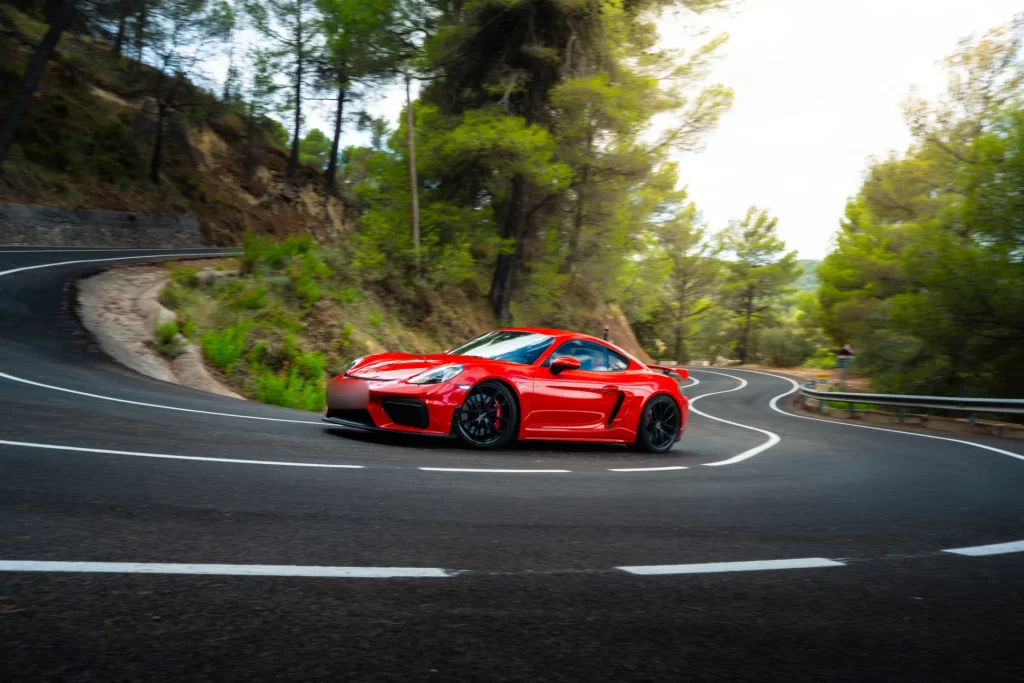 Porsche 718 Cayman GT4 rojo en horquilla en la ruta RX03 El Santuario de Road Experience, ruta en coche deportivo por Alicante