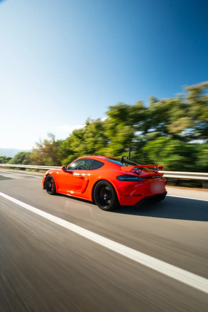 Porsche 718 Cayman GT4 rojo rodando en la ruta RX03 El Santuario de Road Experience, ruta en coche deportivo por Alicante