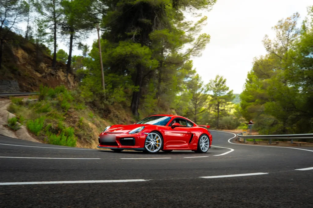 Porsche 718 Cayman rojo en horquilla en la ruta RX03 El Santuario de Road Experience, ruta en coche deportivo por Alicante