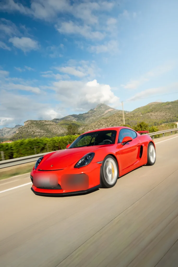 Porsche 718 Cayman rojo rodando en la ruta RX03 El Santuario de Road Experience, ruta en coche deportivo por Alicante