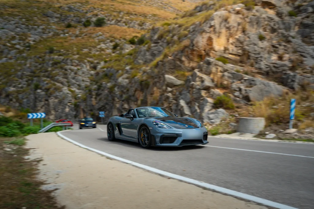 Porsche 718 Spyder RS en curva en la ruta RX03 El Santuario de Road Experience, ruta en coche deportivo por Alicante