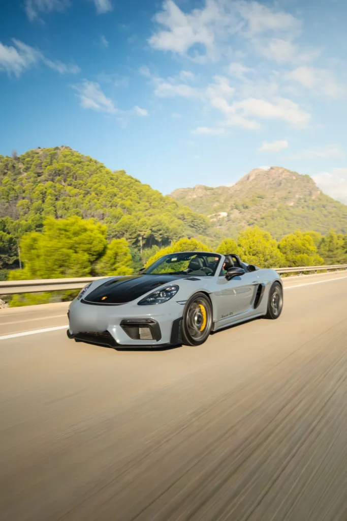 Porsche 718 Spyder RS plata rodando en la ruta RX03 El Santuario de Road Experience, ruta en coche deportivo por Alicante