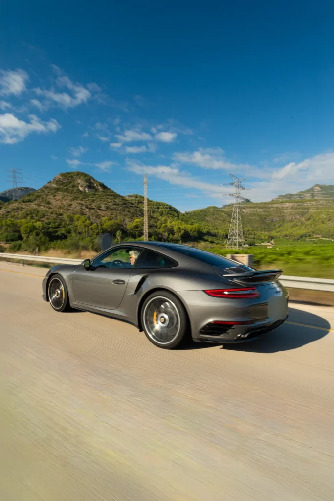 Porsche 911 Turbo S gris en autovía en la ruta RX03 El Santuario de Road Experience, ruta en coche deportivo por Alicante