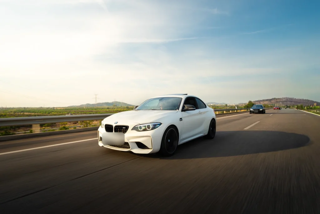 BMW M2 blanco en autovía en la ruta RX04 Villahermosa de Road Experience, ruta en coche deportivo por Castellón