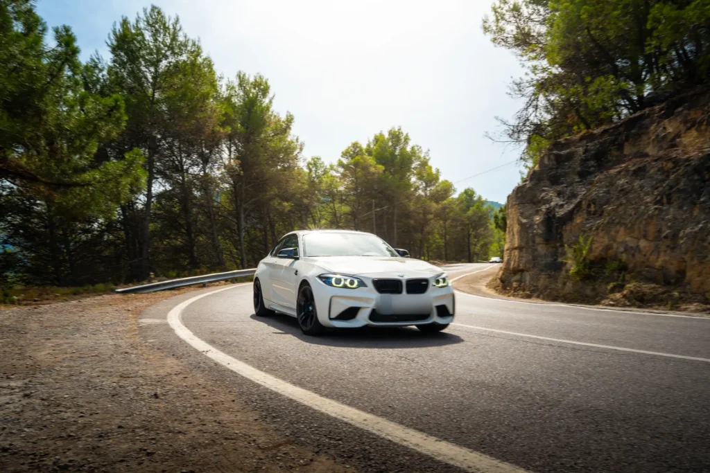 BMW M2 blanco en curva en la ruta RX04 Villahermosa de Road Experience, ruta en coche deportivo por Castellón