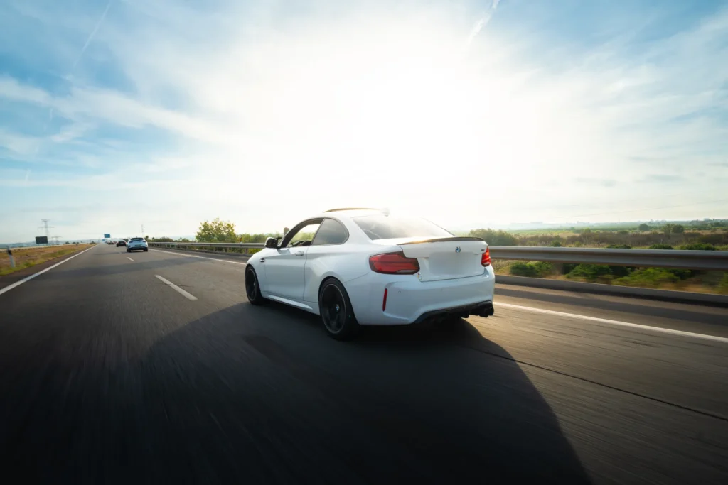 BMW M2 blanco rodando en la ruta RX04 Villahermosa de Road Experience, ruta en coche deportivo por Castellón
