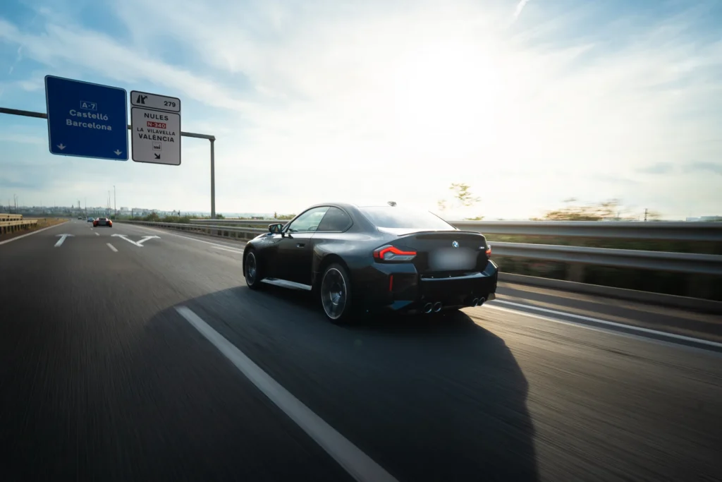 BMW M4 negro en autovía en la ruta RX04 Villahermosa de Road Experience, ruta en coche deportivo por Castellón