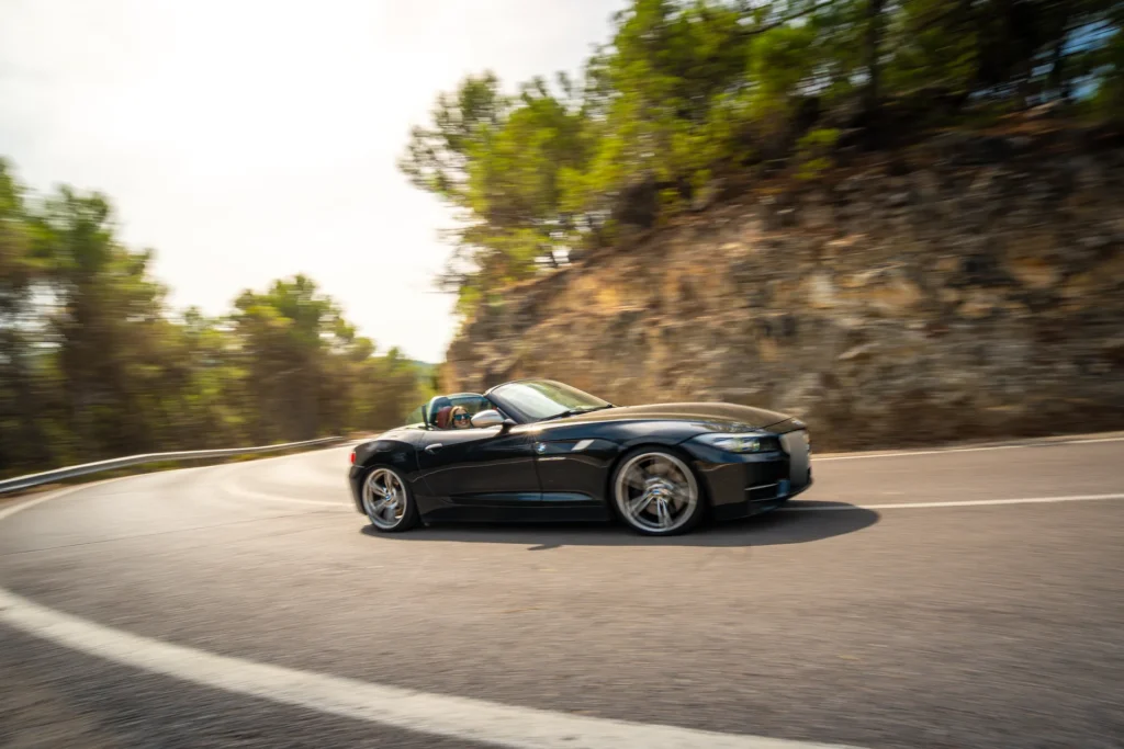 BMW Z4 en curva de montaña en la ruta RX04 Villahermosa de Road Experience, ruta en coche deportivo por Castellón