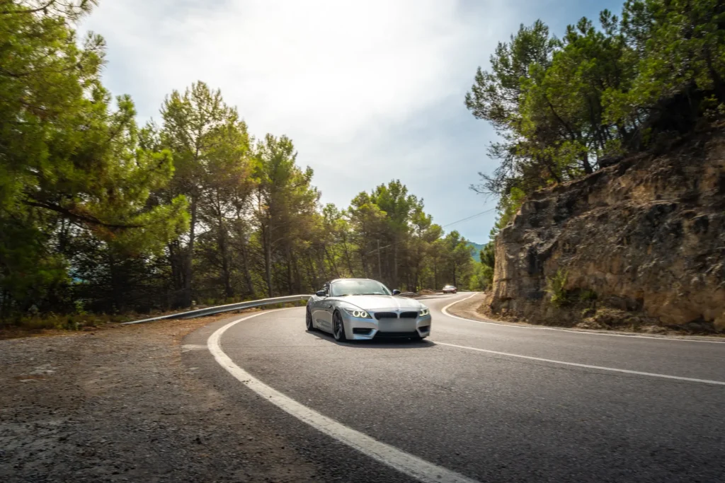 BMW Z4 en curva de montaña en la ruta RX04 Villahermosa de Road Experience, ruta en coche deportivo por Castellón