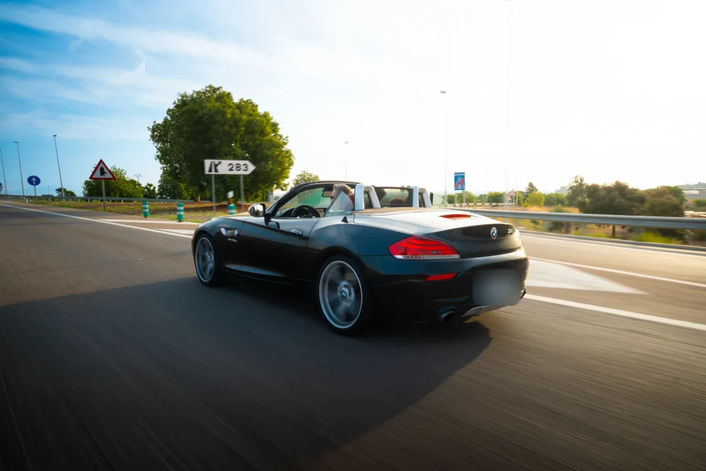 BMW Z4 negro descapotable en la ruta RX04 Villahermosa de Road Experience, ruta en coche deportivo por Castellón
