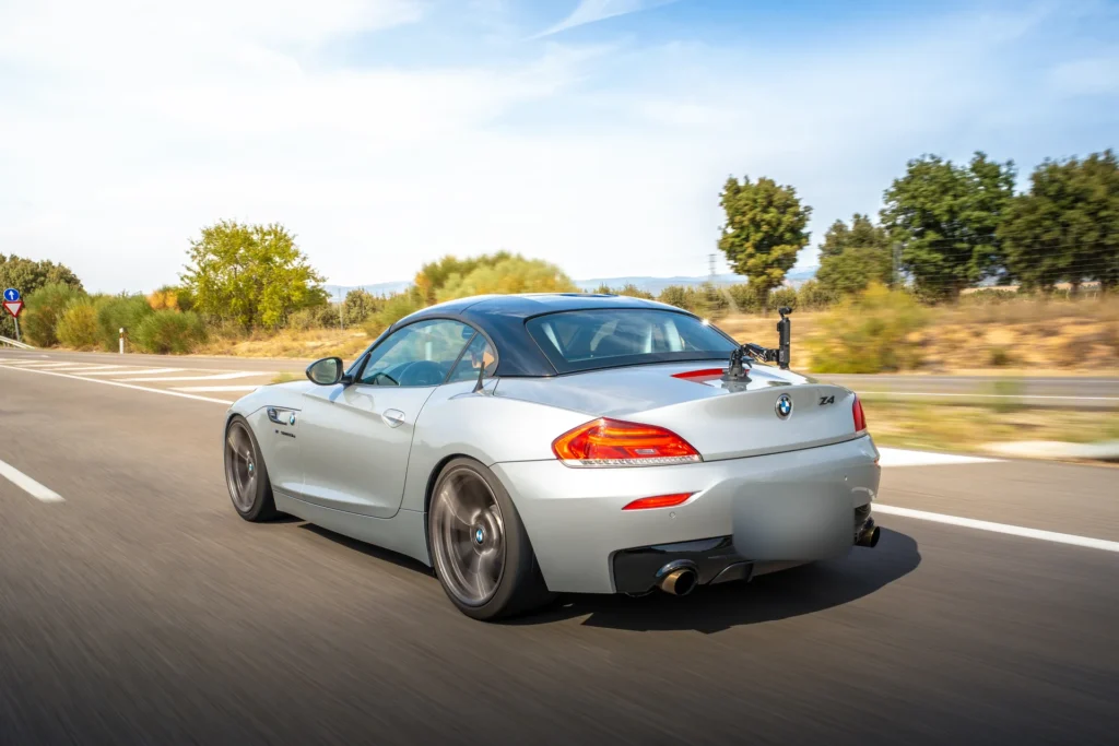 BMW Z4 plata en autovía en la ruta RX04 Villahermosa de Road Experience, ruta en coche deportivo por Castellón