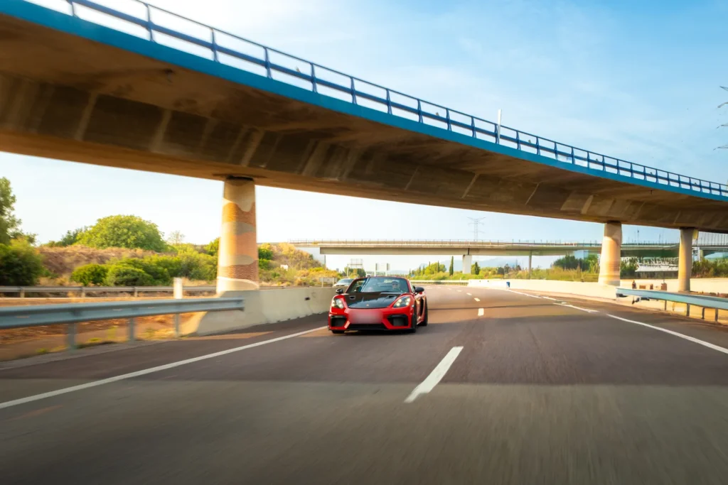 Deportivo bajo el puente de la autovía en la ruta RX04 Villahermosa de Road Experience, ruta en coche deportivo por Castellón