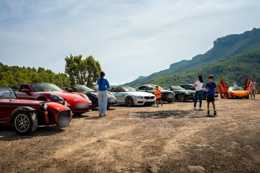 Deportivos en el mirador de montaña en la ruta RX04 Villahermosa de Road Experience, ruta en coche deportivo por Castellón