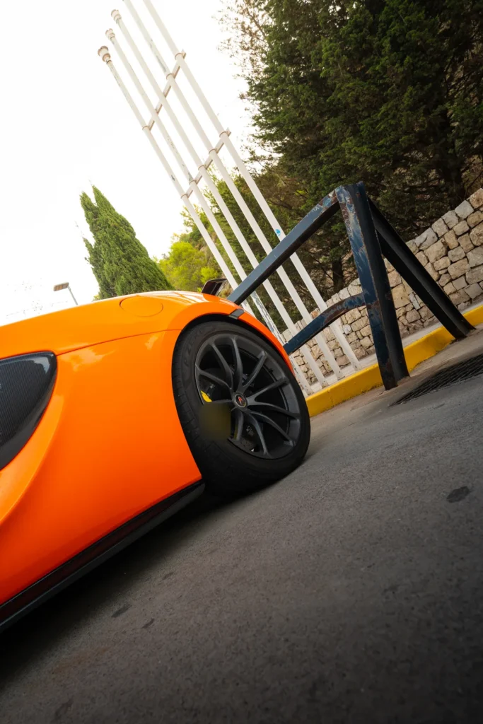 Detalle de llanta de McLaren en la ruta RX04 Villahermosa de Road Experience, ruta en coche deportivo por Castellón