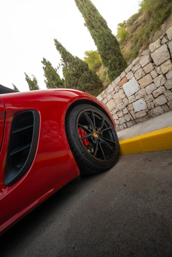 Detalle de llanta de un deportivo rojo en la ruta RX04 Villahermosa de Road Experience, ruta en coche deportivo por Castellón