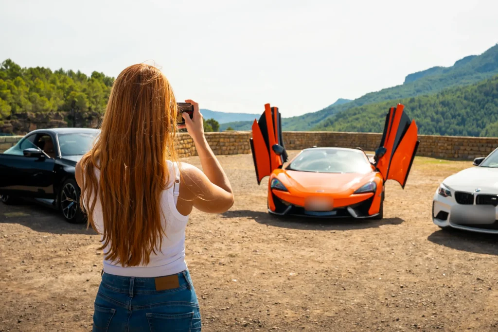 Fotografiando un McLaren 570S en la ruta RX04 Villahermosa de Road Experience, ruta en coche deportivo por Castellón