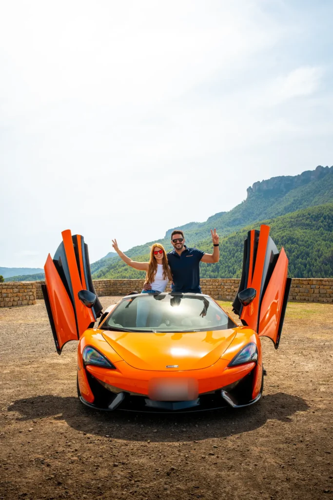McLaren 570S con puertas abiertas en la ruta RX04 Villahermosa de Road Experience, ruta en coche deportivo por Castellón