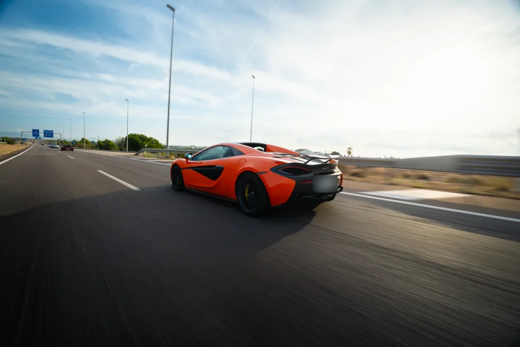 McLaren 570S naranja en autovía en la ruta RX04 Villahermosa de Road Experience, ruta en coche deportivo por Castellón
