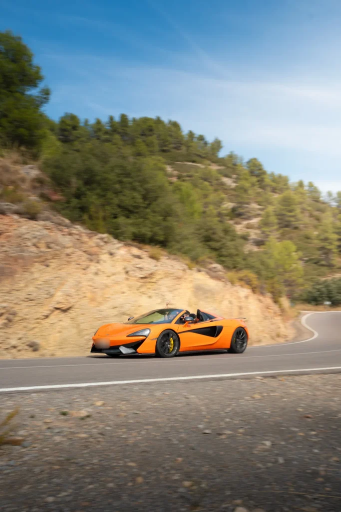 McLaren 570S naranja en carretera de montaña en la ruta RX04 Villahermosa de Road Experience, ruta en coche deportivo por Castellón