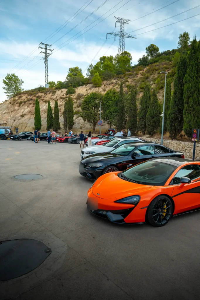 McLaren 570S naranja en el parking en la ruta RX04 Villahermosa de Road Experience, ruta en coche deportivo por Castellón