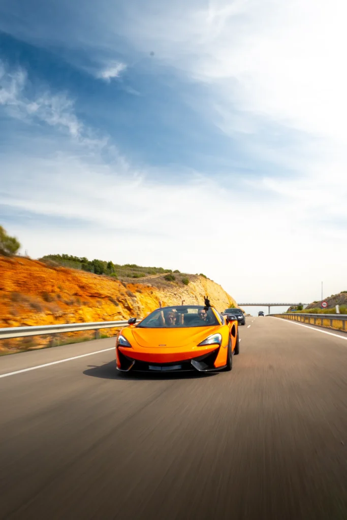 McLaren 570S naranja rodando en la ruta RX04 Villahermosa de Road Experience, ruta en coche deportivo por Castellón