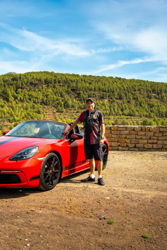 Participante con su Porsche rojo en la ruta RX04 Villahermosa de Road Experience, ruta en coche deportivo por Castellón