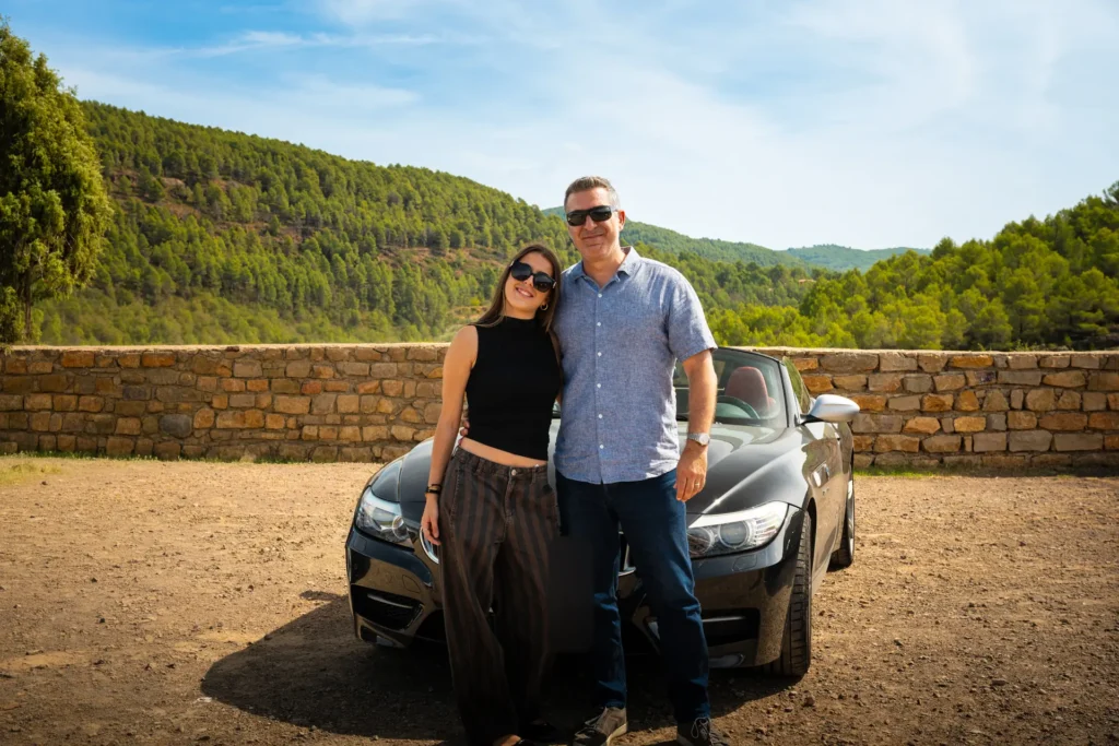 Participantes con su BMW Z4 en el mirador en la ruta RX04 Villahermosa de Road Experience, ruta en coche deportivo por Castellón