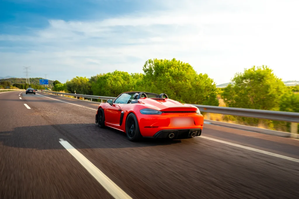 Porsche 718 Boxster rojo en autovía en la ruta RX04 Villahermosa de Road Experience, ruta en coche deportivo por Castellón